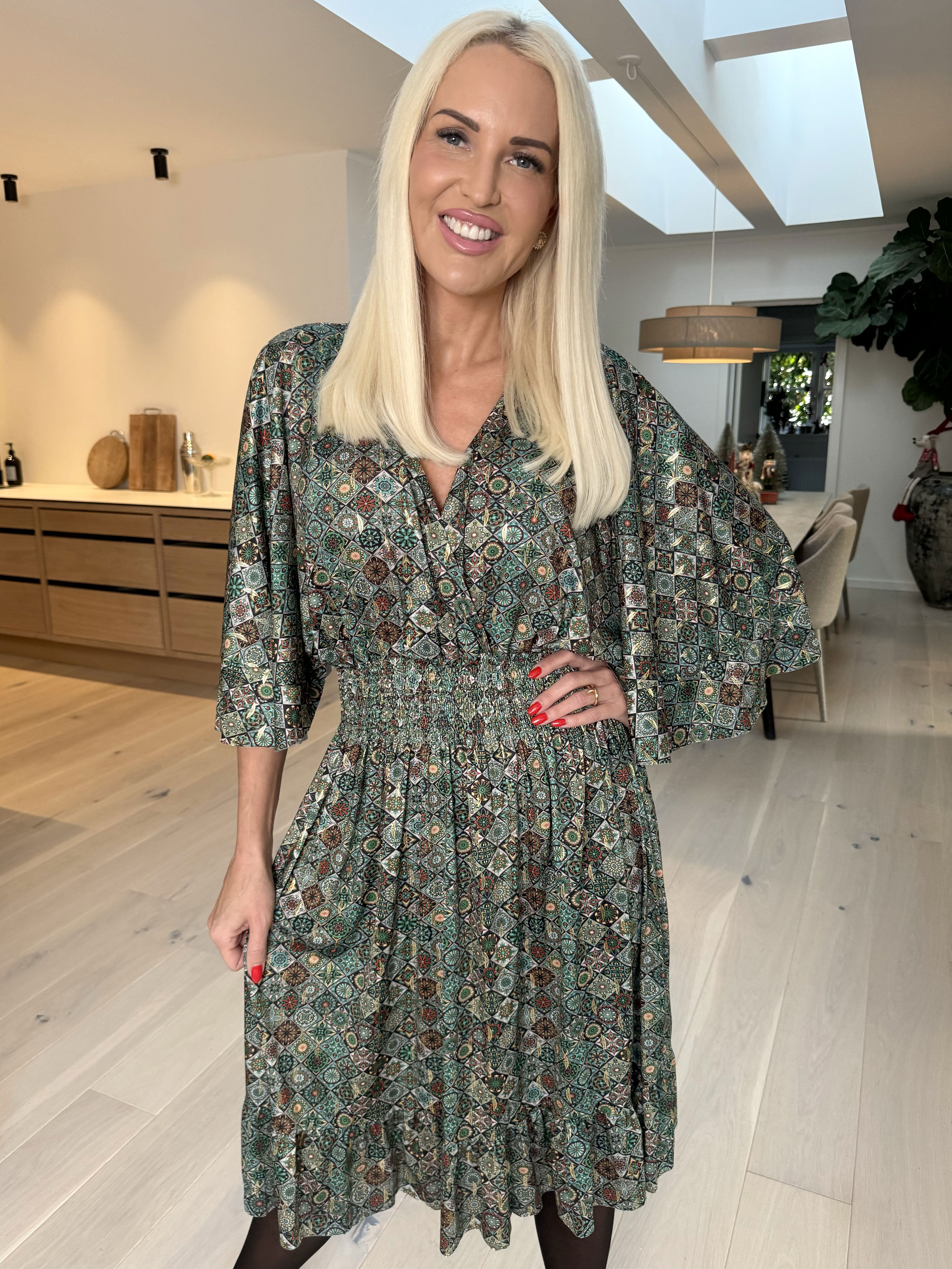 Pamela Mosaic Short - Elastisk kjole med flæser og smock